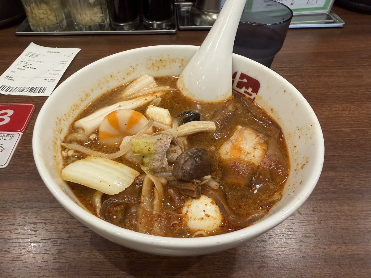 T7kfN's tweet photo. 麻辣湯美味しかった。
前回は２辛にして号泣してたけど、1なら全然余裕でした😊
これってもしかしてキノコ入れたら入れるだけ美味しくなる説ある？？？ https://t.co/jVdhuC4HDg
