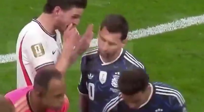 elduckpost's tweet photo. Rice 🏴󠁧󠁢󠁥󠁮󠁧󠁿 se tapó la boca dos veces en el primer tiempo estando 0 a 0, ningun argentino 🇦🇷 pidió su expulsión.

Hincapié 🇪🇨 se tapo la boca perdiendo 2 a 0 y gimenez 🇲🇽 le fue a llorar al árbitro para que lo expulse.

🇦🇷 en la final

🇲🇽... https://t.co/1F5936txqc