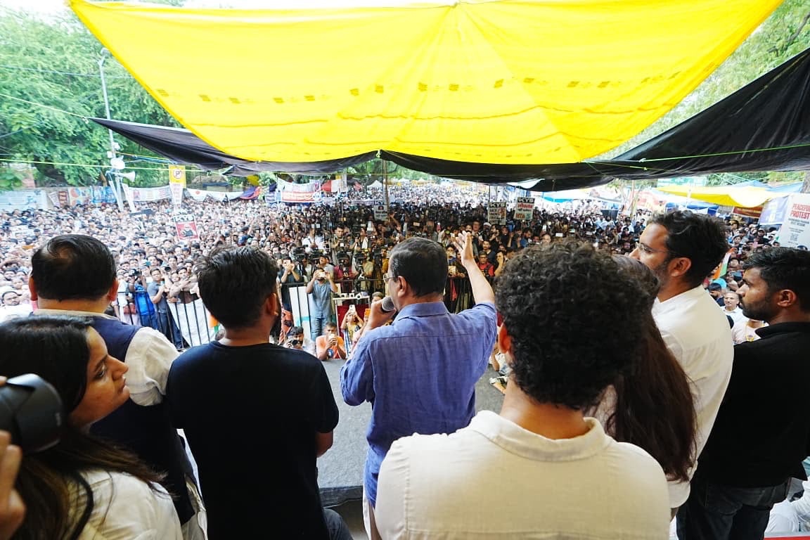 AamAadmiParty's tweet photo. छात्रों के भविष्य की लड़ाई में Sonam Wangchuk जी के समर्थन में Arvind Kejriwal पहुँचे जंतर-मंतर।

#KejriwalWithSonamWangchuk https://t.co/xZZvj6TvVk
