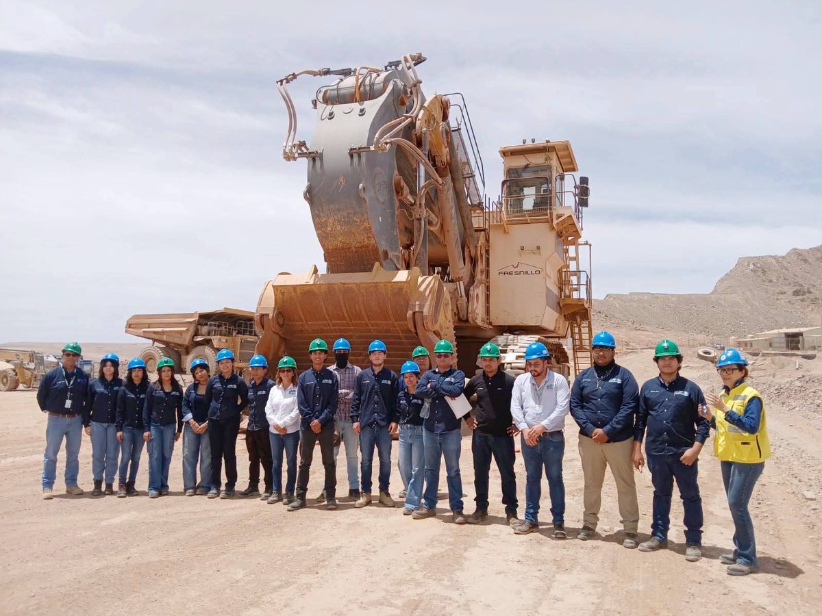 CEdeMineriaMX's tweet photo. 🇲🇽👷🏻♀️👷🏼♂️L@s alumn@s de la carrera de Minería visitaron 👉 Mina La Herradura
¿Qué aprendieron en un día?
✅ Operación minera de clase mundial
✅ Simuladores de alta tecnología para operadores
✅ Control y monitoreo de flotas gigantes
✅ Logística
#CEMM #UTPP https://t.co/EFkQA5kn0o