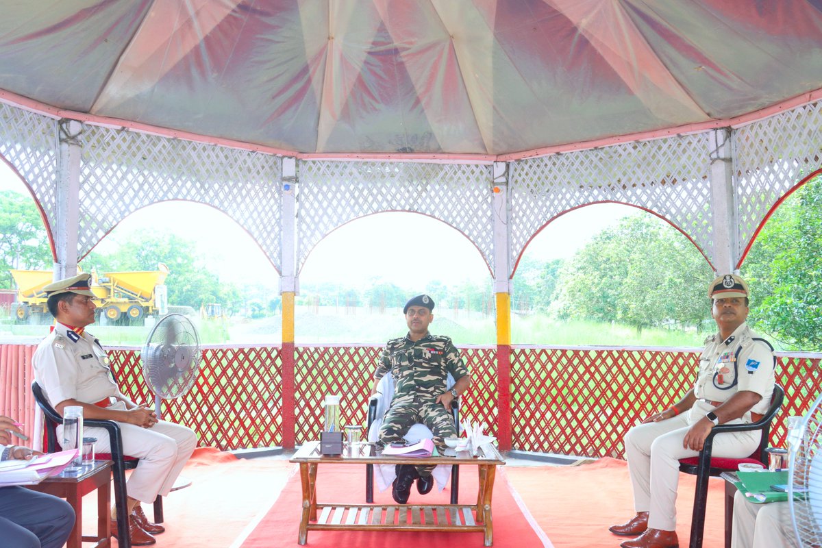 ssbpatna's tweet photo. #IGVisit #Ssb_Ftr_Patna #ftrpatna
दिनांक 15 एवं 16 जुलाई 2026 को श्री निशीत कुमार उज्ज्वल, भा.पु.से., महानिरीक्षक, सीमांत मुख्यालय, सशस्त्र सीमा बल, पटना ने क्षेत्रक मुख्यालय, पूर्णिया का औपचारिक निरीक्षण किया। आगमन पर उन्हें गार्ड ऑफ ऑनर प्रदान किया गया। निरीक्षण के दौरान उन्होंने प्रशासनिक एवं परिचालन गतिविधियों की समीक्षा की तथा अधिकारियों द्वारा प्रस्तुत पीपीटी (PPT) का अवलोकन किया।
महानिरीक्षक महोदय ने सैनिक सम्मेलन में बलकर्मियों की समस्याएँ एवं सुझाव सुने तथा सीमा सुरक्षा, अनुशासन, सतर्कता एवं जनसंपर्क को और सुदृढ़ करने हेतु आवश्यक दिशा-निर्देश दिए। उन्होंने जवानों के साथ ‘बड़े खाने’ में सहभागिता कर उनका उत्साहवर्धन किया तथा स्थानीय प्रशासन के साथ बैठक/रात्रि भोज के दौरान सीमा क्षेत्र की गतिविधियों एवं समन्वय संबंधी विषयों पर चर्चा की।
#SSBPatna #SashastraSeemaBal #FrontierHQPatna #PurneaSector
#BorderSecurity #SevaSurakshaBandhutva #SSBIndia #SSB
#ssbshqpurnea #purnea #bihar #PurneaNews