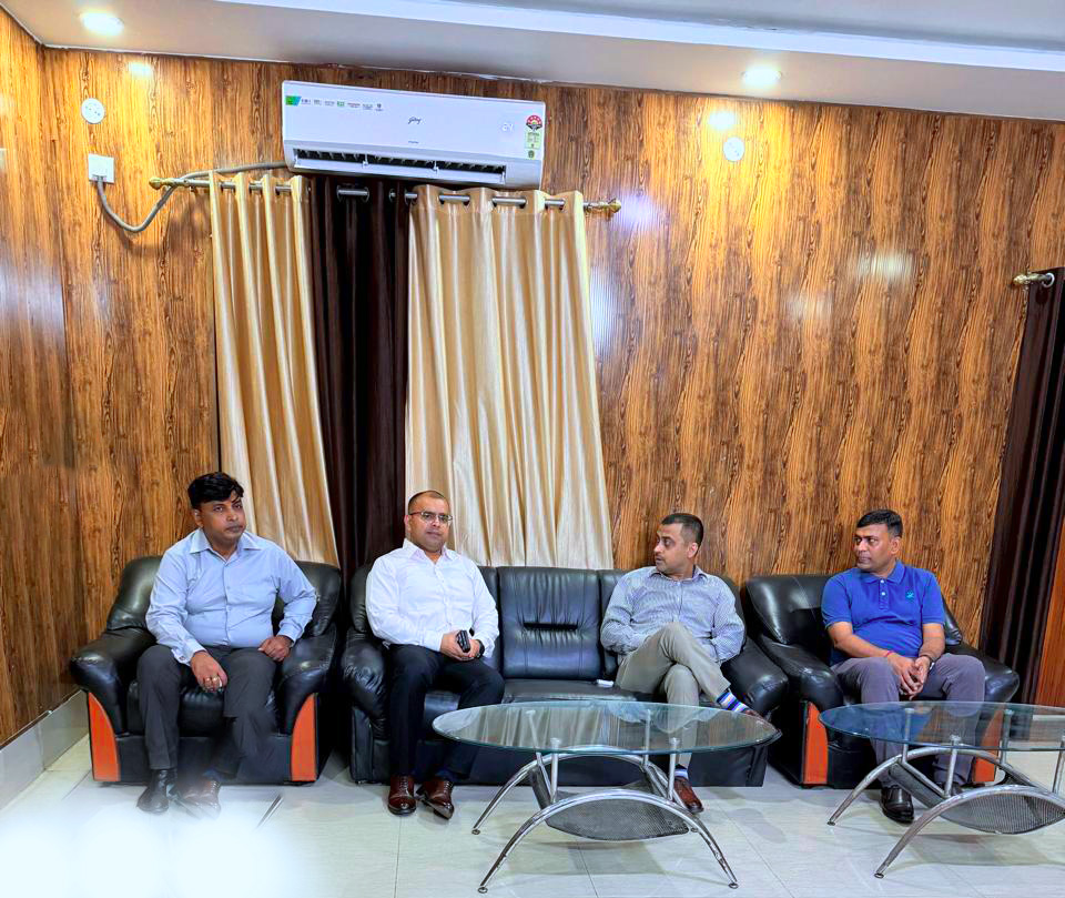 ssbpatna's tweet photo. #IGVisit #Ssb_Ftr_Patna #ftrpatna
दिनांक 15 एवं 16 जुलाई 2026 को श्री निशीत कुमार उज्ज्वल, भा.पु.से., महानिरीक्षक, सीमांत मुख्यालय, सशस्त्र सीमा बल, पटना ने क्षेत्रक मुख्यालय, पूर्णिया का औपचारिक निरीक्षण किया। आगमन पर उन्हें गार्ड ऑफ ऑनर प्रदान किया गया। निरीक्षण के दौरान उन्होंने प्रशासनिक एवं परिचालन गतिविधियों की समीक्षा की तथा अधिकारियों द्वारा प्रस्तुत पीपीटी (PPT) का अवलोकन किया।
महानिरीक्षक महोदय ने सैनिक सम्मेलन में बलकर्मियों की समस्याएँ एवं सुझाव सुने तथा सीमा सुरक्षा, अनुशासन, सतर्कता एवं जनसंपर्क को और सुदृढ़ करने हेतु आवश्यक दिशा-निर्देश दिए। उन्होंने जवानों के साथ ‘बड़े खाने’ में सहभागिता कर उनका उत्साहवर्धन किया तथा स्थानीय प्रशासन के साथ बैठक/रात्रि भोज के दौरान सीमा क्षेत्र की गतिविधियों एवं समन्वय संबंधी विषयों पर चर्चा की।
#SSBPatna #SashastraSeemaBal #FrontierHQPatna #PurneaSector
#BorderSecurity #SevaSurakshaBandhutva #SSBIndia #SSB
#ssbshqpurnea #purnea #bihar #PurneaNews