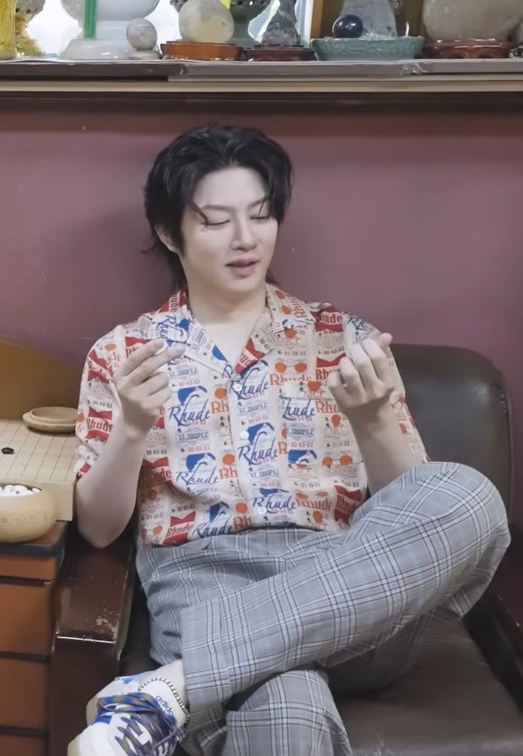 taesunamo's tweet photo. heechul looks so good sitting like that i'm in awe 😭 https://t.co/PDF3iYS7uQ