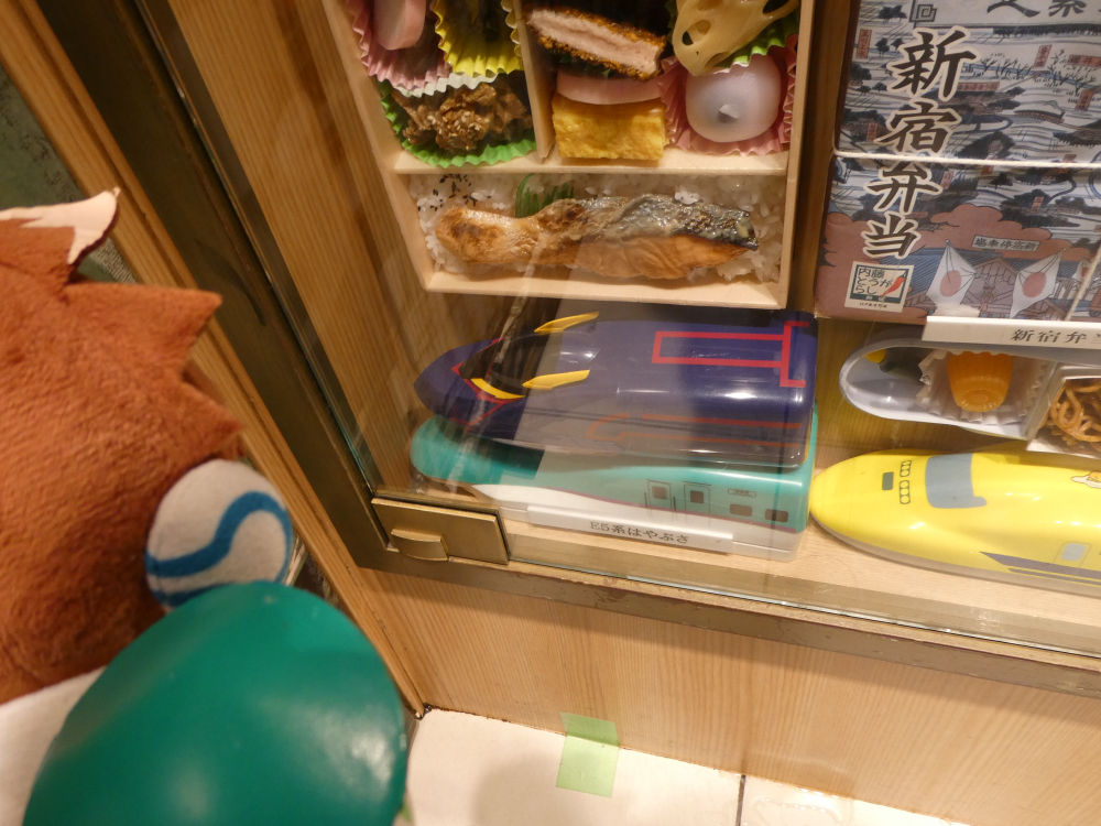 lmxkZ4gwlIWfjwt's tweet photo. 駅弁🍱の日ですが
東京駅　駅弁屋祭の改装で
ショーケースは完全に消滅
する模様
無印に登場する聖地が
また一つ無くなっちゃいますね… https://t.co/imQp5ykhhp