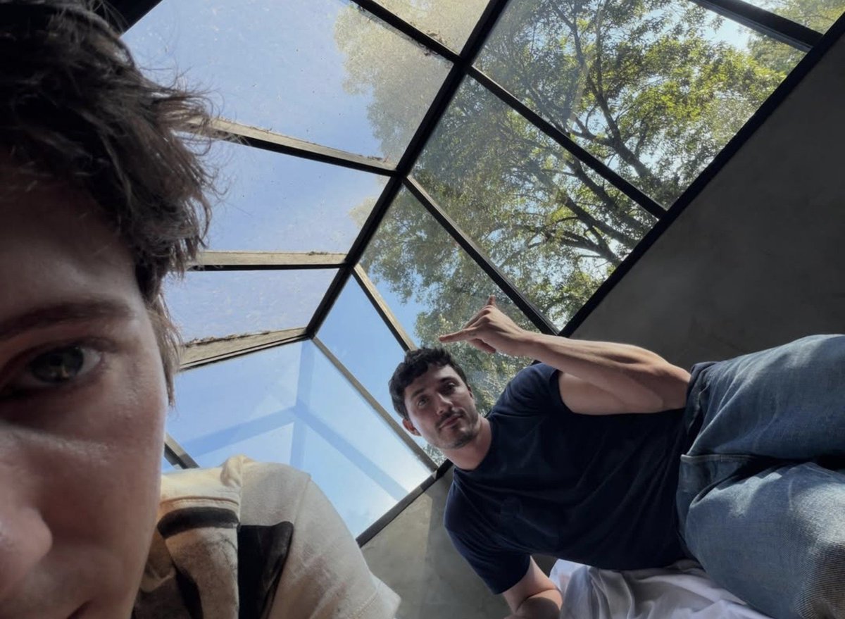infotroye's tweet photo. GENTE? Troye com Jacob Bixenman em foto de junho de seu Instagram secundário, que ele tornou público hoje. https://t.co/4JKN3xOJjE