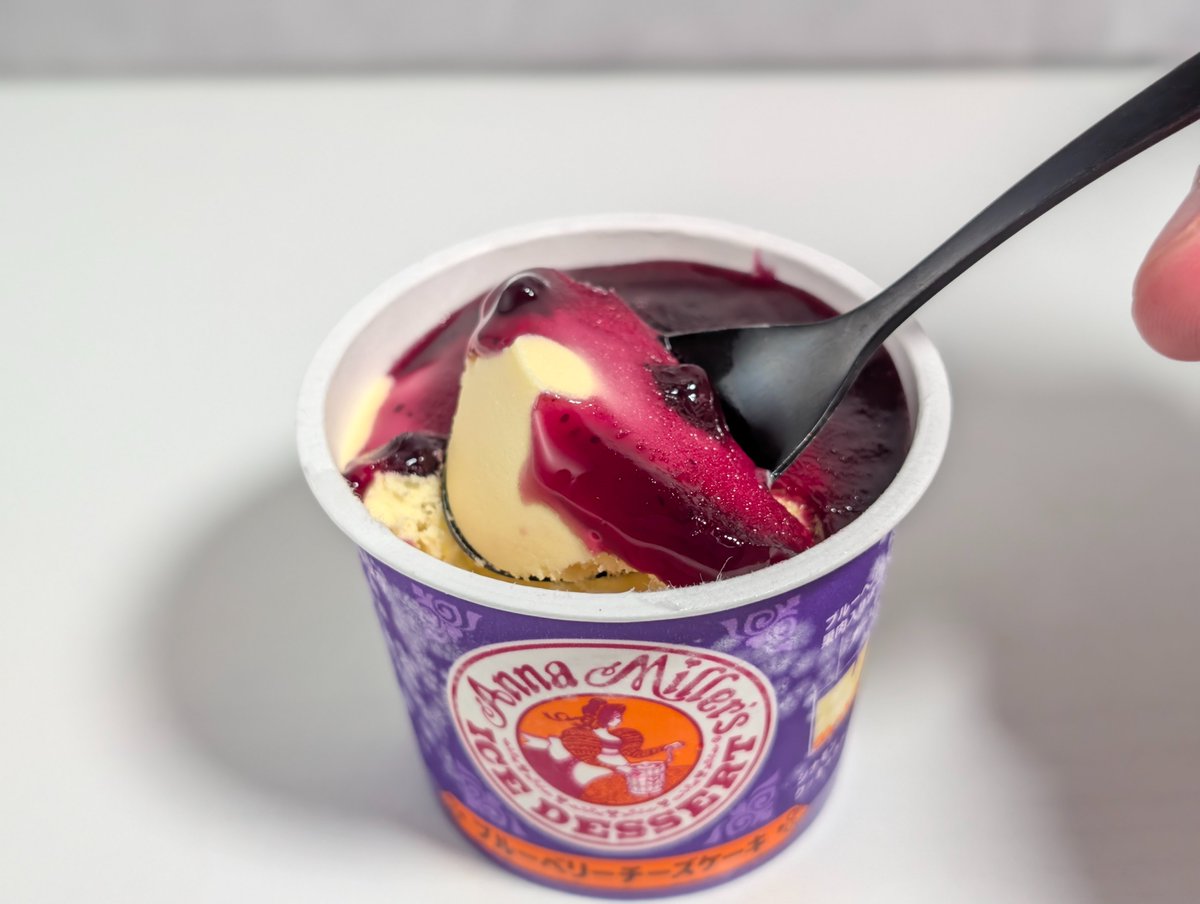 cheesecakenet's tweet photo. ファミリーマート限定で発売されたアンナミラーズアイス ブルーベリーチーズケーキです（税込み340円）。アンナミラーズのチーズケーキをイメージした商品で、果肉たっぷりで濃厚リッチな味のブルーベリーソースに、コクのあるチーズアイス、シナモン香るクッキー生地を合わせています。 https://t.co/In4HKKyWD9