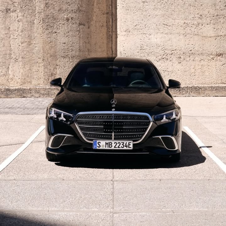 MercedesBenz's tweet photo. Architectural calm.

From city lights outside to a warm, crafted glow inside.

#MercedesBenz #WelcomeHome #140YearsOfInnovation #SClass https://t.co/aRqIEXHrHI