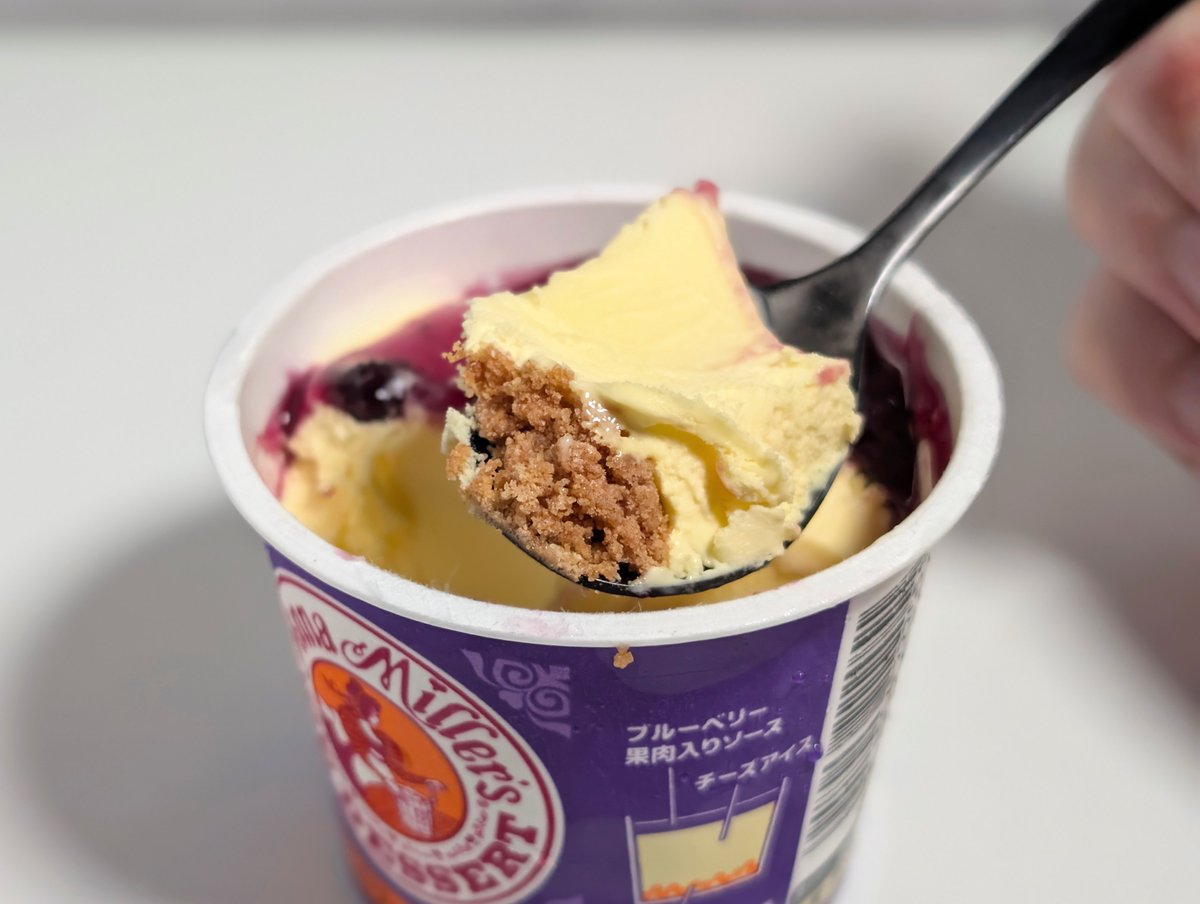 cheesecakenet's tweet photo. ファミリーマート限定で発売されたアンナミラーズアイス ブルーベリーチーズケーキです（税込み340円）。アンナミラーズのチーズケーキをイメージした商品で、果肉たっぷりで濃厚リッチな味のブルーベリーソースに、コクのあるチーズアイス、シナモン香るクッキー生地を合わせています。 https://t.co/In4HKKyWD9