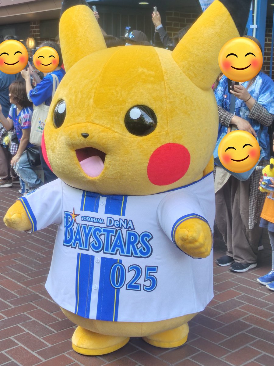 sakusakudeoishi's tweet photo. 神宮のポケモンデー行くんだけど、神宮無知すぎてピカチュウは↓のように現れるのか、グッズは15時くらいでも買えるのが（傘欲しい） https://t.co/LRb5Yg0aut