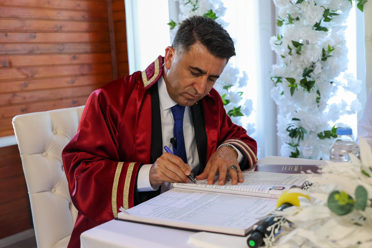 Tuncelibel62's tweet photo. ❣️Bir Ömür Boyu Mutluluklar❣️

🚩 Vali-Belediye Başkan Vekili Sayın Şefik Aygöl,  Deniz Oduncu ve Melisa Yıldız çiftimizin en özel günlerinde yanlarında olarak nikahlarını kıydı.

❣️Genç çiftimize ömür boyu mutluluklar diliyoruz. Hayat boyu sürecek bir sevgi, saygı ve huzur içinde bir ömür dileriz.

❤️ Sevdamız Tunceli ❤️

@sefikaygol