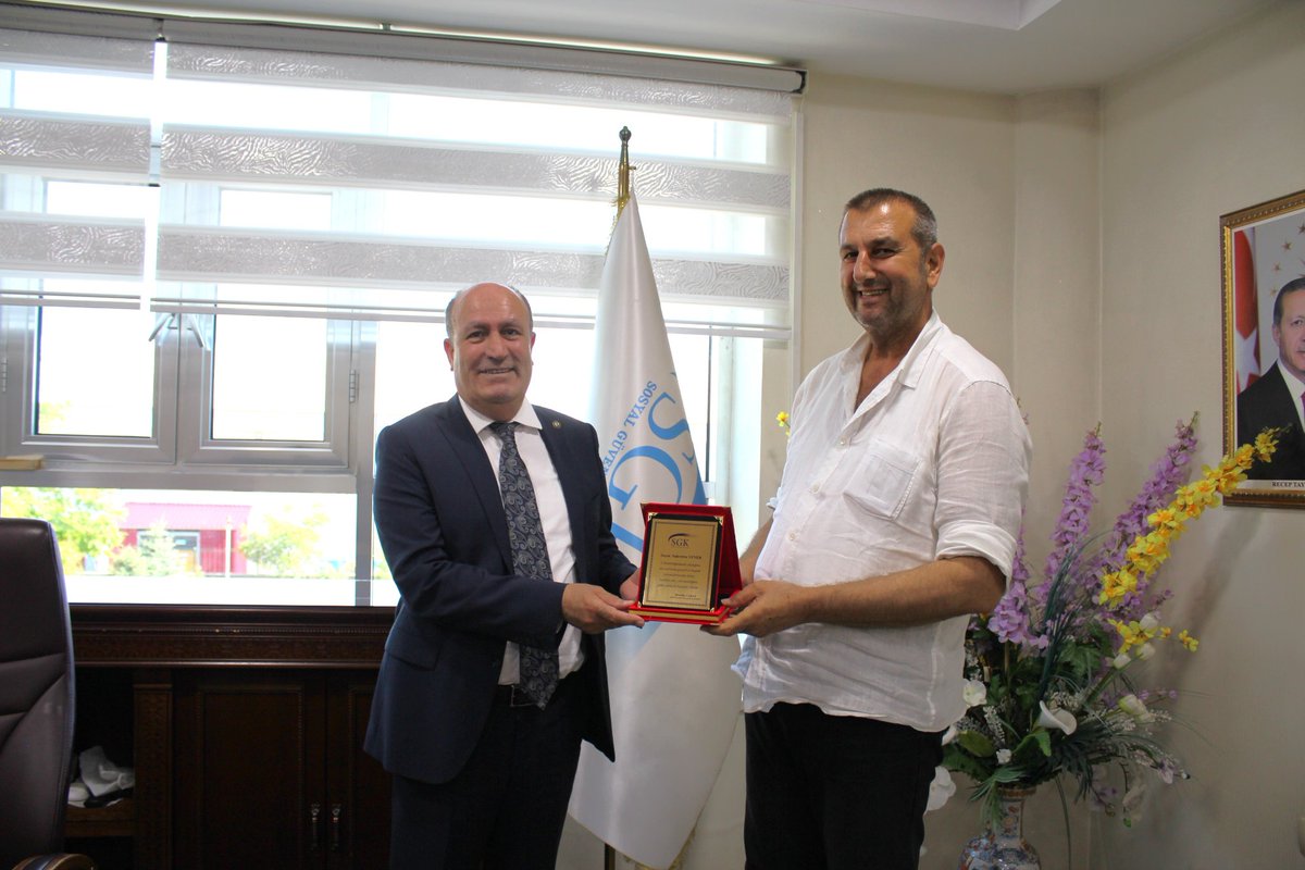 BingolSgk's tweet photo. İl Müdürümüz Muzaffer Çakar, İl Müdürlüğümüzde İnsan Kaynakları Servis Şefi olarak görev yapmakta iken Genç Belediyesine Başkan Yardımcısı olarak atanan Sadrettin Yener'e  bu güne kadar verdiği hizmetlerinden dolayı plaket vererek sağlık, mutluluk ve başarılar diledi. https://t.co/IjsSKdlZPp