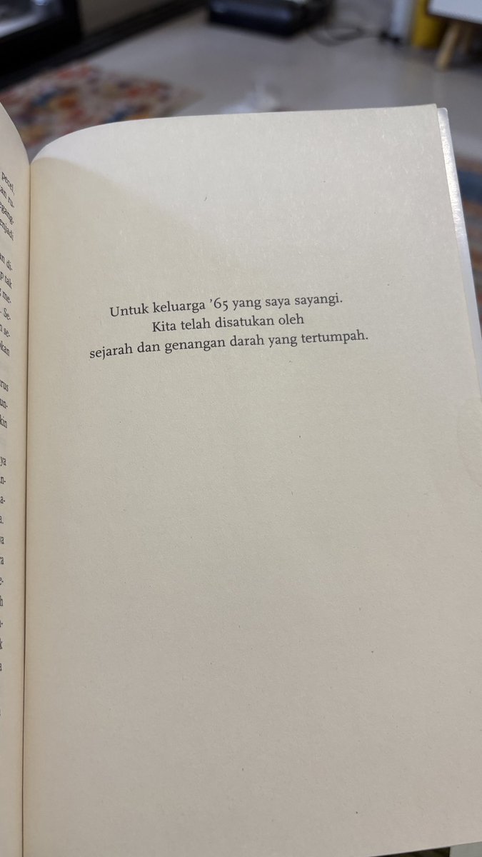 weirdniss's tweet photo. gimana ya caranya move on dari buku sebagus ini??? 😭❤️‍🩹 https://t.co/WnnE62R41y