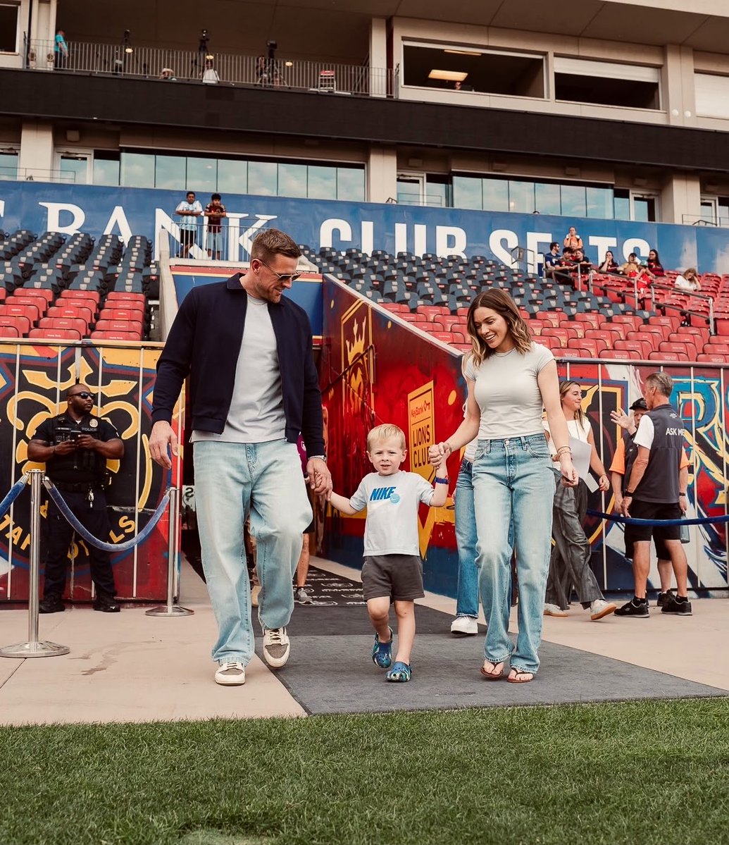 JJWatt's tweet photo. Showing Koa where mom won her 4th straight state championship. 

(7:30pm kickoff was a little late for Niko)

@KealiaOhai https://t.co/fW5xU4ZmCX