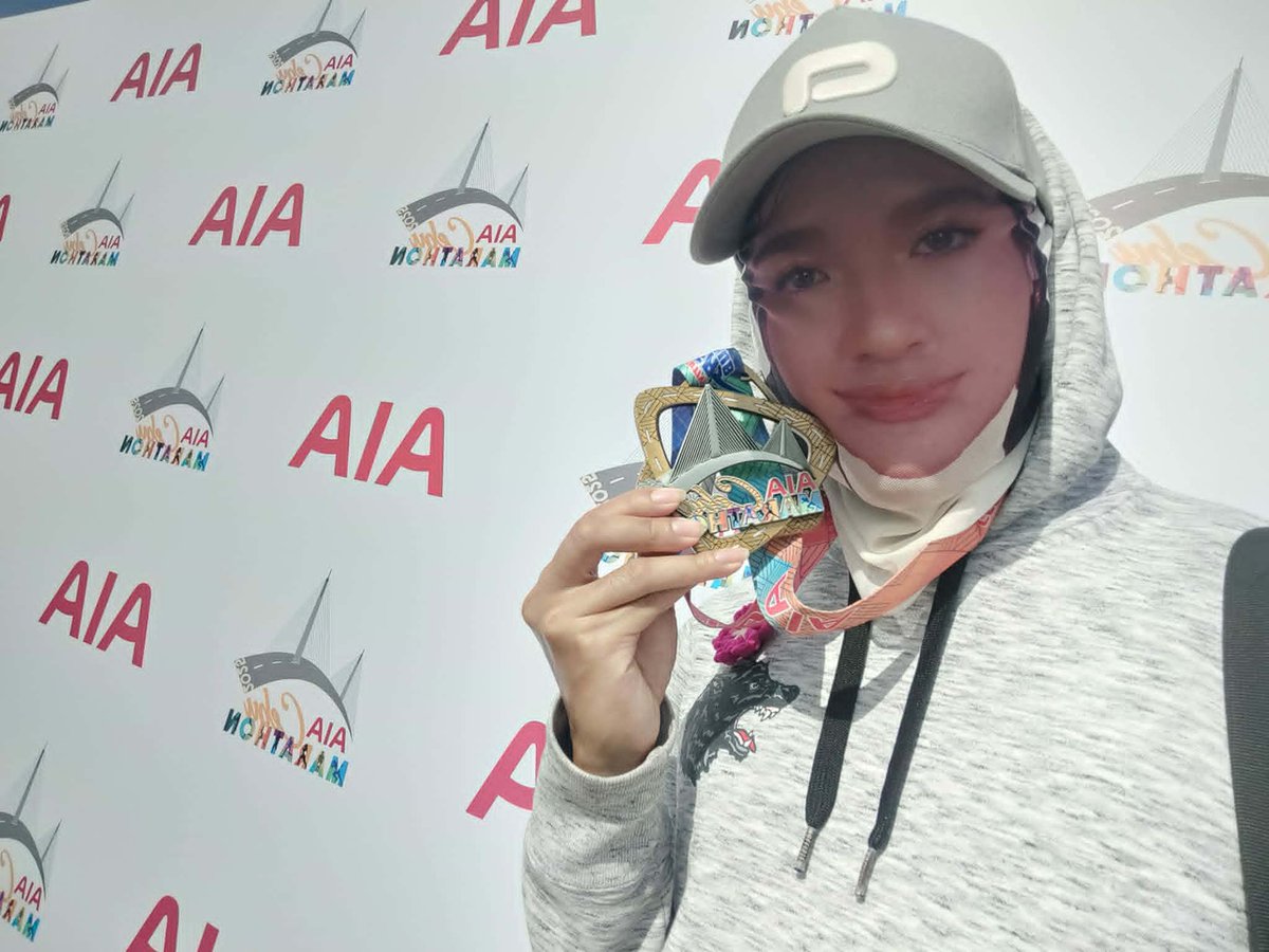 Unko_Jah's tweet photo. For those who don't know, Marathoner po itong si Son Ji a.k.a Bini_Maoy. He dedicated his 42KM run at the last Cebu Marathon to BINI Aiah and gave his finisher medal to Aiah’s parents. #BINI https://t.co/BLphTEfPDp