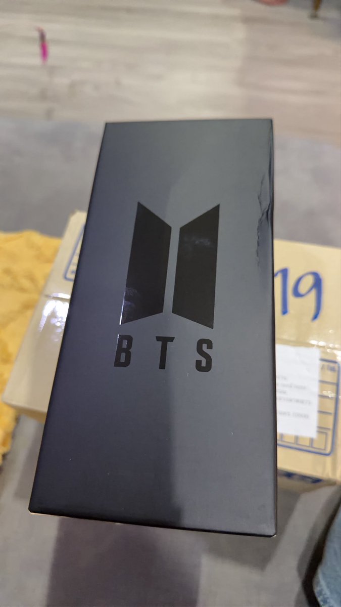 CPpticket's tweet photo. ปล่อยมี่บอมบ์ BTS Lightstick พร้อมส่งในไทย นัดรับได้ รัชโยธิน เซนลาด สยาม ช่องนนทรี
กล่องบุบเล็��น้อย โปรดดูภาพก่อน 1,990.- ครับ
#ตลาดนัดบังทัน #ตลาดนัดBTS 
#BTS_WORLDTOUR_BANGKOK
#BTS_WORLDTOUR_ARIRANG_BANGKOK https://t.co/mKvmDhPPPq
