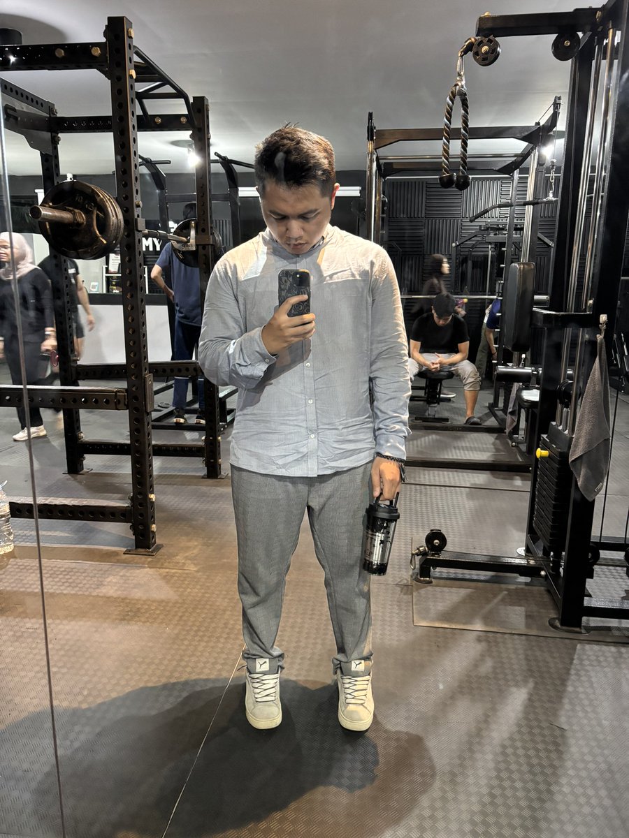 ichankknowles's tweet photo. Aku udah di gym ya bub, tapi baju gym aku ketinggalan di kantor (misalnya) https://t.co/IMbOoYWY5n