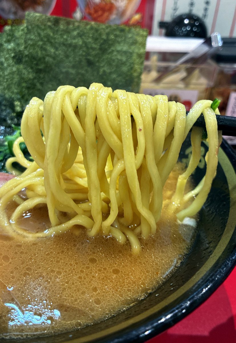 m5_h888's tweet photo. 【十四代目野中家】草加市

家系Vol.1392-5再訪（2026年＝51杯/新規28店）
ラーメン+海苔（5枚）

この系列の中では軽めのスープだけど
出汁感は十分だしスープも熱々🍜

いい意味で野中家っぽくないというか
バランスがいいですね🙂

裏ガッパも食べ放題になってコスパも💯

https://t.co/XIdIee7tXo https://t.co/IhE0gQ9nnC
