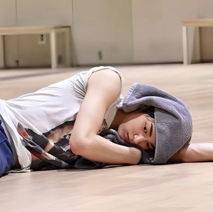 HyeonHoism's tweet photo. Dd kono itu sering bgt tidur smbil gunain tangannya utk bantalan😔 skrg gak bisa krn tgn dd dua duanya cidera 😭 , gmana ya tidur nya dd , nyenyak gak ya , gak cidera aja dd tidurnya gak bisa nyenyak :( , trs gmna kalo dd gak sengaja jdiin tgnnya bantalan krn lupa :( https://t.co/aQFOeMdySI