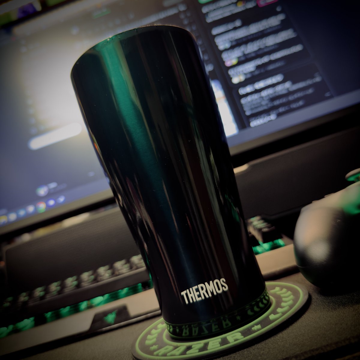 ___n_e_m's tweet photo. 今まで使ってたタンブラーがちと小さくて新しいのプライムデーで買おうって見てたら良い黒緑があったの即ぽちしてたの届いてた
しかも600mlだから氷たくさん入れても500缶結構入るの優秀🙆‍♂️ https://t.co/BWHa119UPF