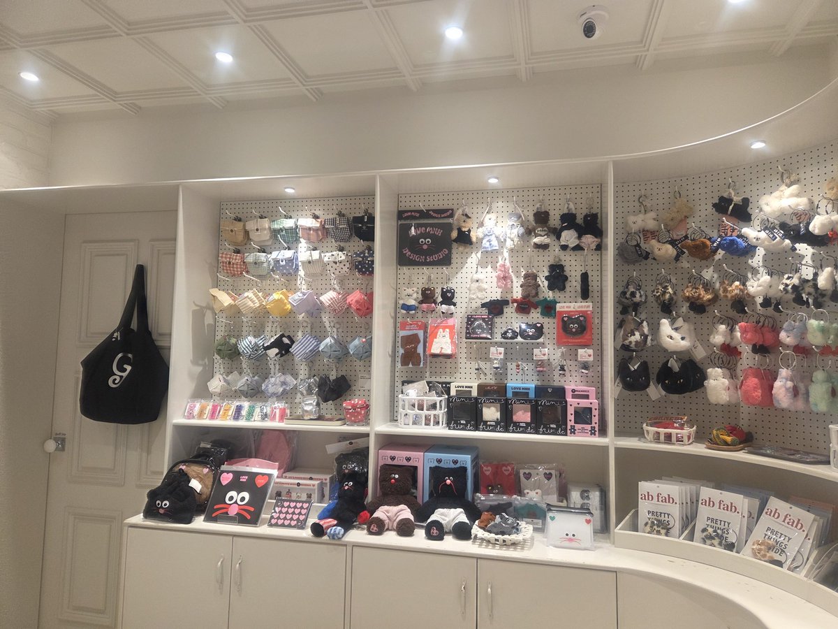 123grgrkrkr's tweet photo. 明洞のnyunyu houseじゃない店舗(明洞店かな？1番ウルチロイック駅に近いとこ)の上の階は自然光入ってて陳列や雰囲気が好きだった。 https://t.co/sZGX8KYvoT