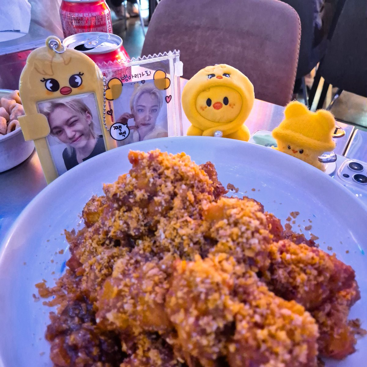 its_me_iii's tweet photo. 🐥🍗

인증샷찍는데 사장님이 이 인형 오늘 많이 봤다고 노른자에 대해 물어보시던  뽁프들의 공식 식당이 된 비비큐😍

#FELIXxBBQ https://t.co/TETc6EpQA0