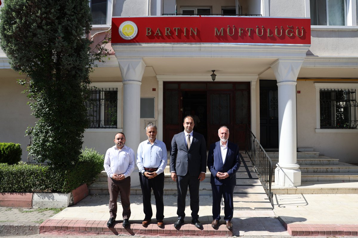bartinmuftulugu's tweet photo. Cumhurbaşkanlığı Kararnamesi ile Erzincan Vali Yardımcılığı görevine atanan Ulus Kaymakamı Fırat Kadiroğlu, İl Müftüsü Ömer Keskin’i makamında ziyaret etti. İl Müftüsü Keskin, Kadiroğlu’na yeni görevinde başarılar dileyerek hizmetlerinden dolayı teşekkür etti. @omerkeskin02 https://t.co/qpluJSu4gf