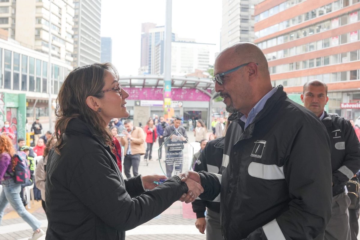 Maferoc's tweet photo. ¿Qué tal si hoy, en el #DíaDelOperador hacemos un gesto sencillo, pero muy significativo?
 
Cuando nos subamos o bajemos de un bus, saludemos y demos las gracias al conductor o conductora. Esa es la mejor manera de reconocer a quienes, con compromiso y responsabilidad, hacen posible que millones  de personas lleguen a sus trabajos, a sus hogares y a cumplir sus sueños. 

En el Día del Operador rendimos homenaje a quienes, desde el volante, nos ayudan a mover a Bogotá. 

Gracias por su dedicación, profesionalismo,  vocación de servicio y responsabilidad con la que cumplen esta labor todos los días. 

¡Feliz Día del Operador!