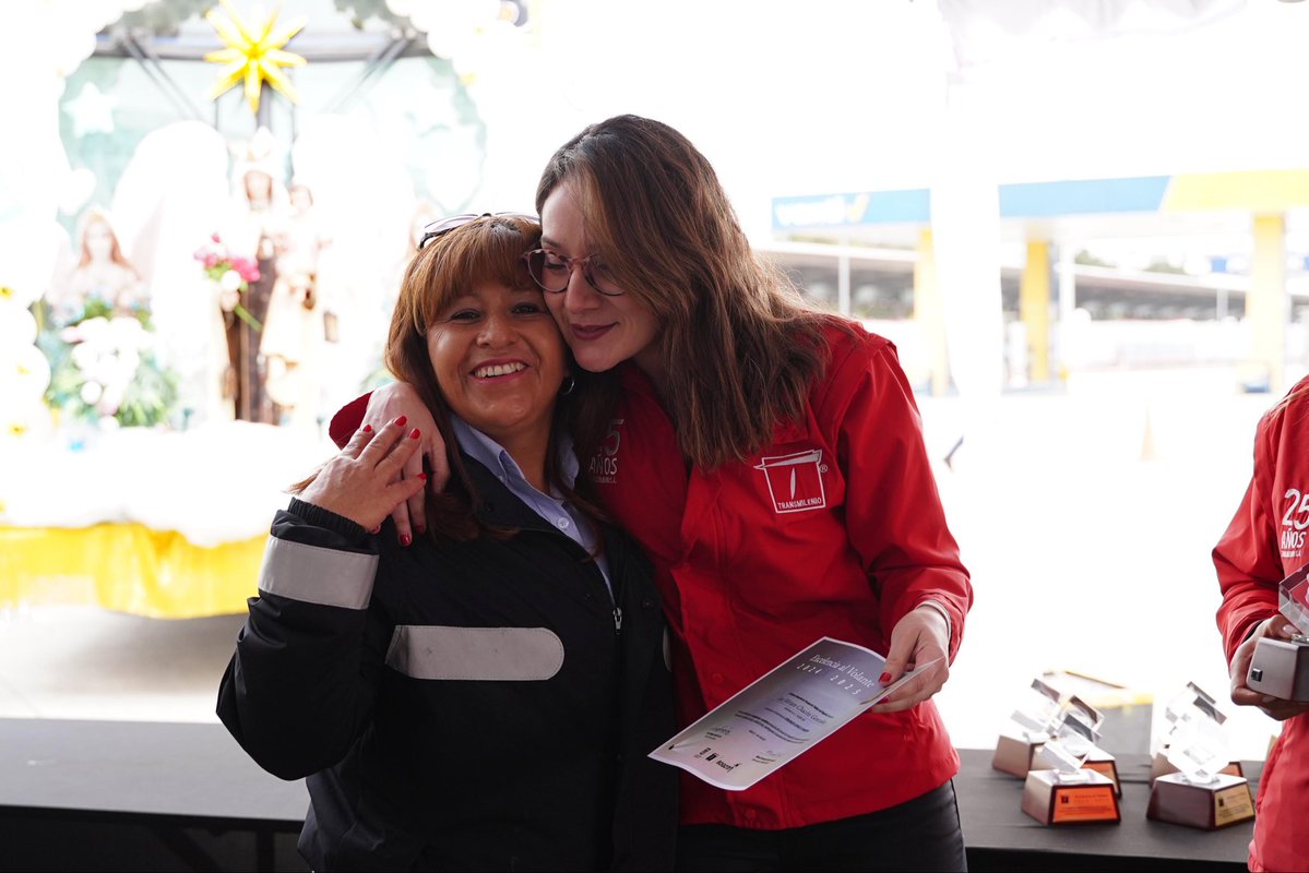 Maferoc's tweet photo. ¿Qué tal si hoy, en el #DíaDelOperador hacemos un gesto sencillo, pero muy significativo?
 
Cuando nos subamos o bajemos de un bus, saludemos y demos las gracias al conductor o conductora. Esa es la mejor manera de reconocer a quienes, con compromiso y responsabilidad, hacen posible que millones  de personas lleguen a sus trabajos, a sus hogares y a cumplir sus sueños. 

En el Día del Operador rendimos homenaje a quienes, desde el volante, nos ayudan a mover a Bogotá. 

Gracias por su dedicación, profesionalismo,  vocación de servicio y responsabilidad con la que cumplen esta labor todos los días. 

¡Feliz Día del Operador!