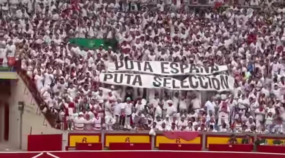 sophand2's tweet photo. @AlbertOrtegaES1 Quieres saber que es ridiculo? Esto si es ridiculo. Mismos españoles mostrando su afecto a su propio pais y su seleccion.🤔 https://t.co/vFPTMQPNIN