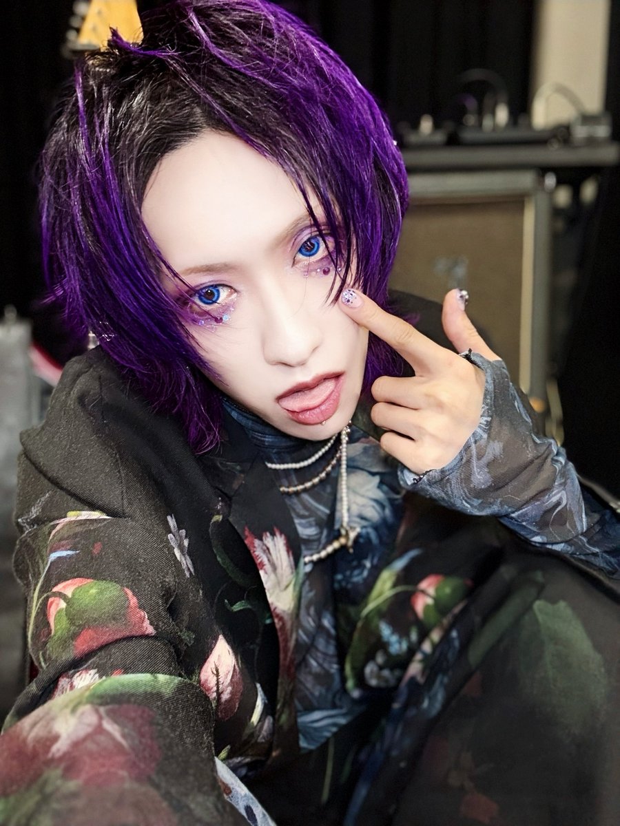 LAW_Izana's tweet photo. 新宿HEIST有難う御座いました！！

マンスリーワンマン7本目。遂に後半戦に突入です。

場所自体は全然見慣れた景色でしたが、地下2階に降りるのは初めてでございました。
ちょい特殊な形状のステージで戸惑いはしましたが、とても楽しかった〜。
鬱屈とした日々もライブで生き返るんだ。きっと。知らんけど。

7月の東京はこれでおしまい。
これから我々は札幌行ったり、バニソで西行ったりします。無事に楽しく終えれますように。

ネイルを変えたので、それに合わせたメイクでございました。
夏らしい感じのギラギラ。