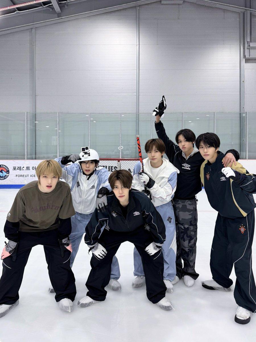 suota_'s tweet photo. サクヤとシオンだけ表情真剣すぎて あと一勝したら全国大会のきっぷを掴み取れる大事な試合前❓ https://t.co/b2I2pytOHS