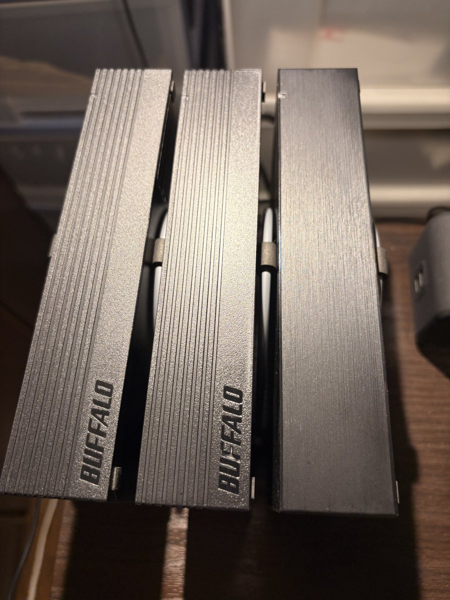 desmo696's tweet photo. セリアのキッチンマルチスタンドが
外付ハードディスクラックに最高
#seria
#キッチンマルチスタンド
#ハードディスクラック
#BUFFALO
#TOSHIBA
#外付HDD https://t.co/pvxNeBLNnb
