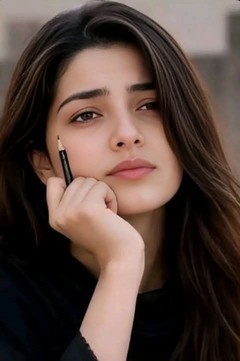 NylaZaheer1's tweet photo. انسان بار بار کی چوٹ سے ٹوٹ جاتا ہے،اور بار بار ٹوٹنے سے انسان اس قدر بکھر جاتا ہے کہ ہر چیز سے رغبت ختم ہو جاتی ہے،
اور جب رغبت ختم ہوجائے تو ہر چیز اپنی اہمیت کھو دیتی ہیں. 
پھر چاہے کوئی گھٹنے ٹیک کے سامنے ہی کیوں نہ آجائے..! 🦋 https://t.co/MMvXZTzrkm