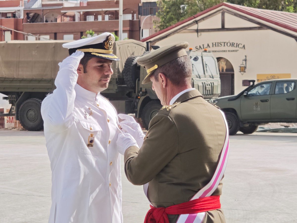 COMGEMEL_ET's tweet photo. La Cía. de Mar de la ULOG 24 celebró el acto en honor a su Patrona, la Virgen del Carmen, presidido por el COMGE, Luis Cortés. Durante el acto fue condecorado el capitán de corbeta De Agustín Búa, comandante del buque Mar Caribe. "Siempre dispuestos a cumplir" #COMGEMEL @MCANA_ET https://t.co/heX8LopZCm