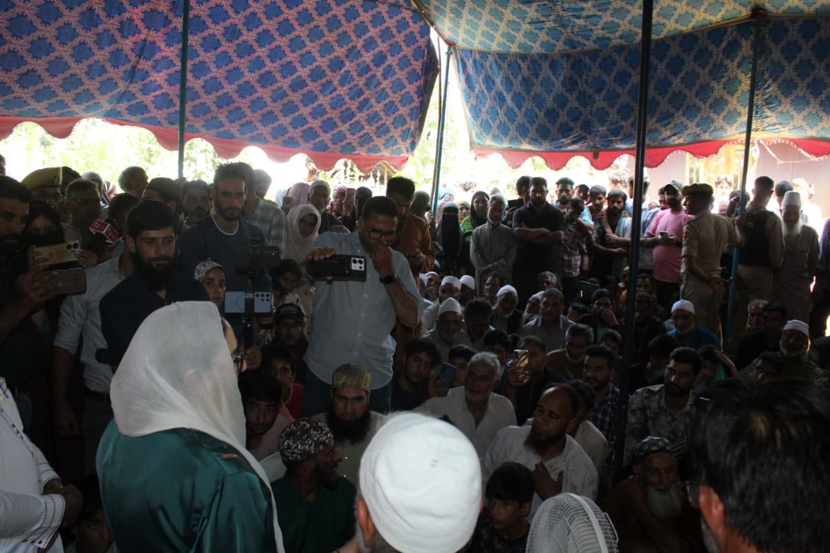 drdarakhshan's tweet photo. Poshkar Khag in Budgam: Visited the spiritual shrine of Baba Latifuddin Rishi (RA), paid obeisance and took stock of the shrine campus. Interacted with the local people....

@diprjk 
@BudgamPolice 
@DC_Budgam 
@dicbudgam https://t.co/V9Ln0PE5tJ