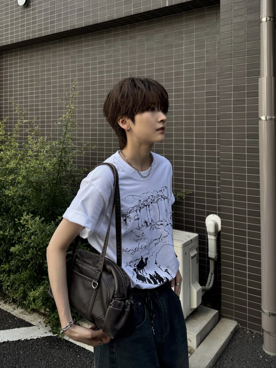saaya_3107's tweet photo. 結局こういうシンプルなTシャツが欲しい https://t.co/s5OSWZcZMK