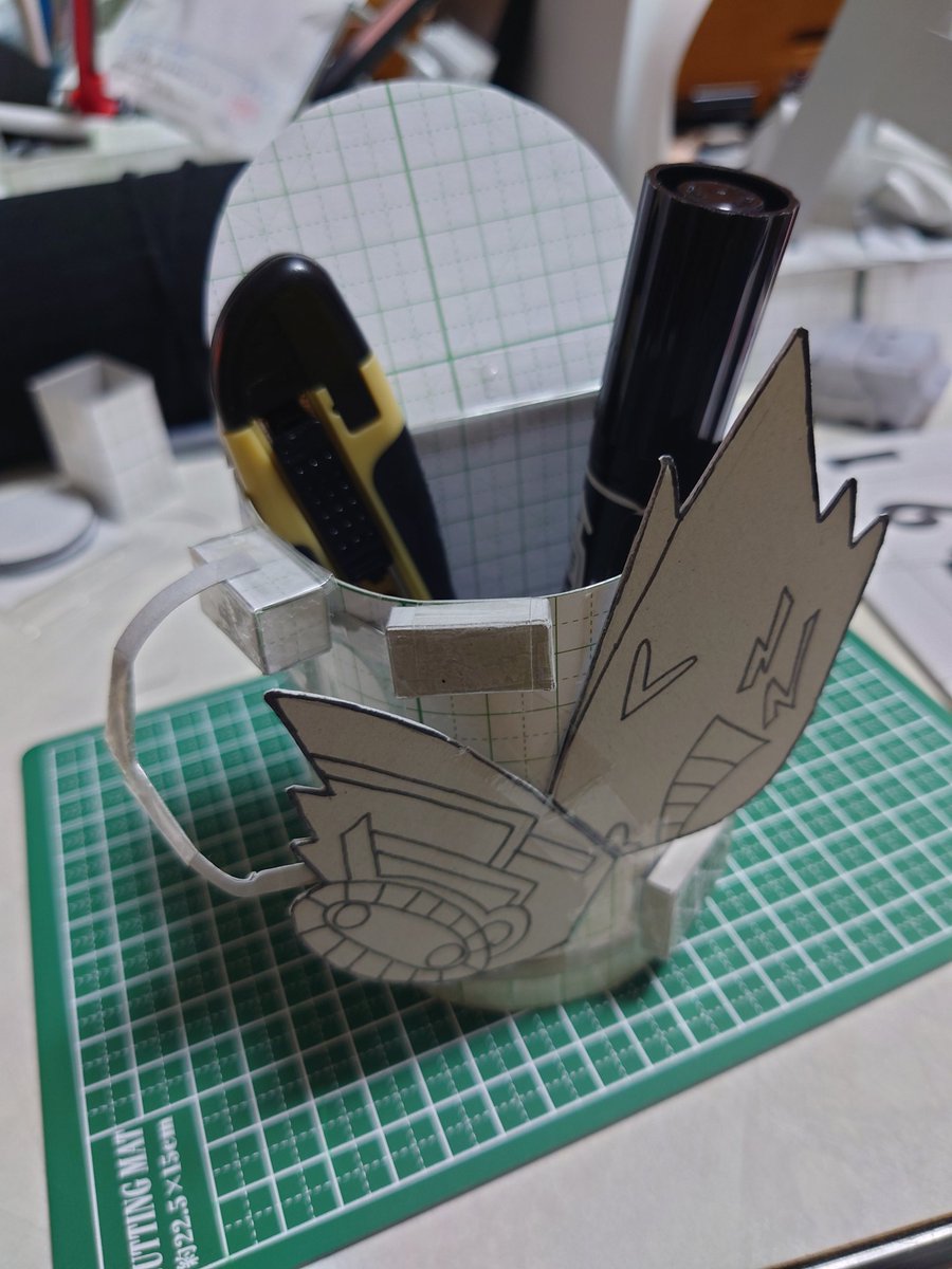 hami_emon's tweet photo. @kaizo_pauchi 
テープ貼りすぎでごちゃごちゃしてるけどスパークリングのイメージをしながら入れ物を作ってみた
後ろがたいらだからジオウにつけれるように改造もうちょいするか笑
パウチさん反応して欲しい笑 https://t.co/76mQdI3rPw