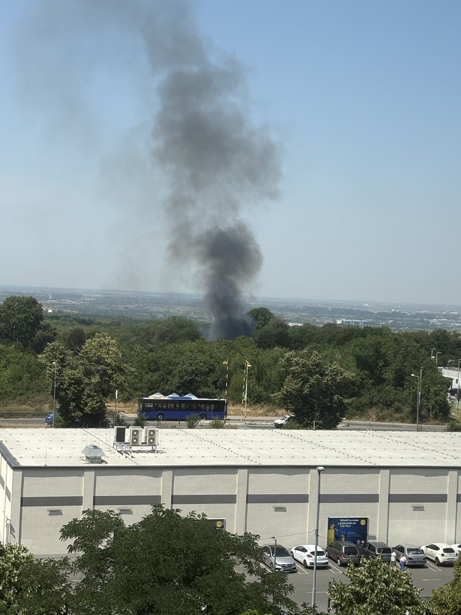 Pedjijatar's tweet photo. Evo i redovnog odgovora beogradske Komunalne Milicije kada prijavimo spaljivanje guma na lokaciji iza OMV pumpe na Vidikovcu: “Patrola komunalne milicije izvršila je kontrolu prijavljene lokacije i tom prilikom nisu zatečeni navodi iz prijave, odnosno nije zatečeno paljenje guma”. Uzgred, vatrogasci su ugasili požar. Interesantna je slabovidost komunalne milicije…. U čijem interesu vi radite i postojite?!?