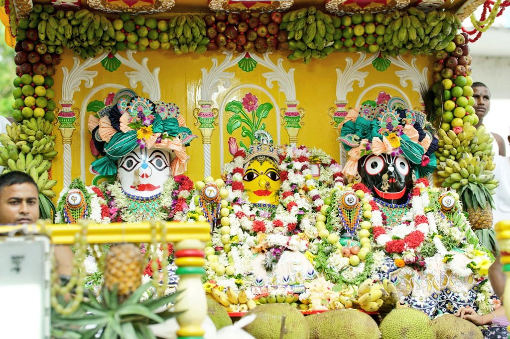 KakdwipICA's tweet photo. সাগর ব্লকে মহাসমারোহে উদযাপিত হচ্ছে দক্ষিণ ২৪ পরগনা জেলাস্তরের ইসকন রথযাত্রা উৎসব!

জগন্নাথ, বলরাম ও সুভদ্রা দেবীর পুণ্য রথ টানতে ভিড় জমিয়েছেন হাজার হাজার ভক্ত। চারদিক মুখরিত হরিনাম সংকীর্তনে।
 
#RathaYatra2026
#KakdwipSD
#S24P
#Sagar
#ISKCON
#JoyJagannath https://t.co/TwM0EkyFsI