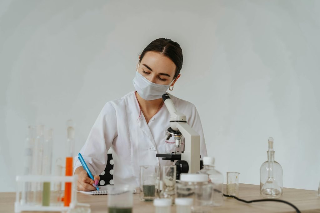 myLScareer's tweet photo. Calling all Laboratory Students 🚨🚨:

Lab coats are a necessary item for scientists. In need of a stylish, yet affordable, lab coat for the school year?

Shop these top selling options, here: https://t.co/55stspZura

#LabCoatsForStudents #STEMMajor #Scientists #ScienceStudents https://t.co/1stBztIQSh