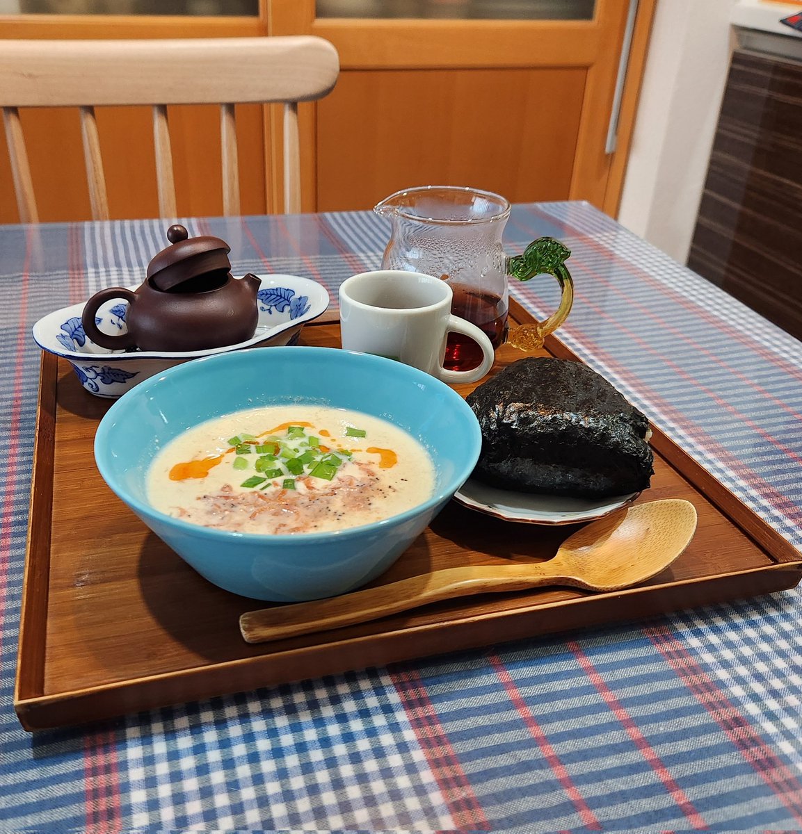 furefure__'s tweet photo. 今朝は初めてのお茶屋さんの
５年もの老茶。
かなりスモーキーでいつも飲んでるのと全く違う感じ。
新しい発見。 https://t.co/bVx3vHkHc5