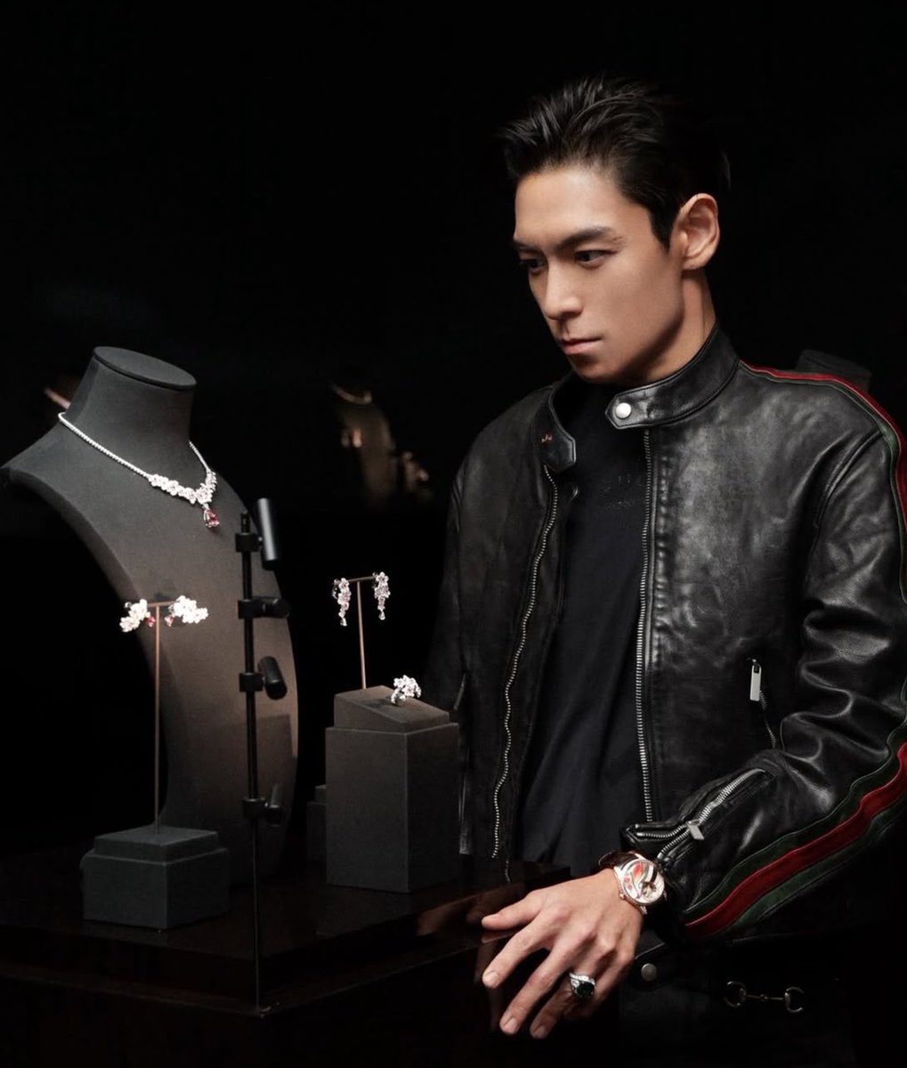 rukalways_'s tweet photo. THE LEATHER JACKET YEAH IVE MISSED YOU https://t.co/lZMVL7pceO