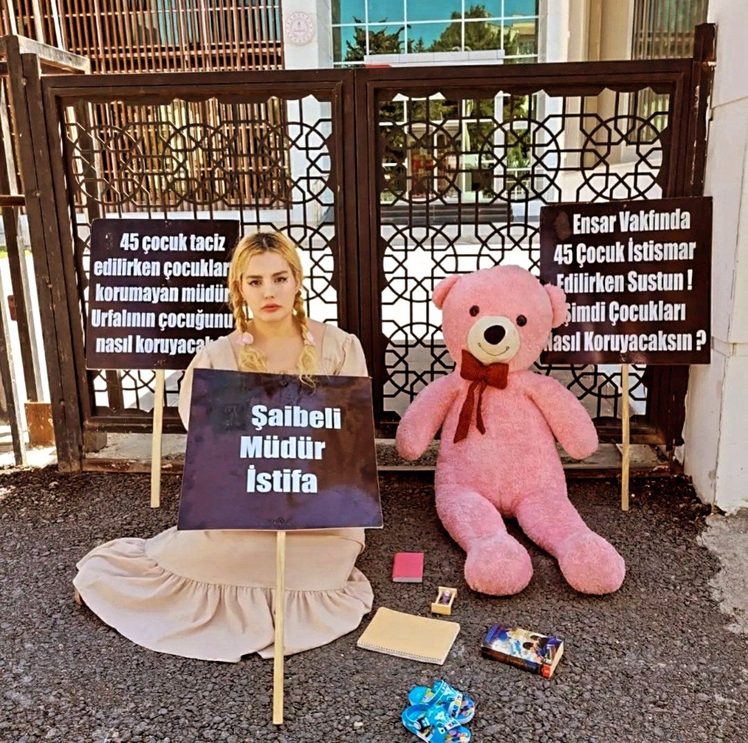 gizeminecetiner's tweet photo. Bugün eylemimin son günü.
Tam 3 yıl sonra eylemimi sonlandırıyorum.
Bu mücadele çocuklar içindi.

Ben bu eyleme, Ensar Vakfı'nda istismara uğrayan 45 çocuğun unutulmaması için başladım. 
Çünkü çocuklar yaşadıkları acıyı ömür boyu taşırken, sorumluların ve ihmali bulunduğunu düşündüğüm kişilerin hiçbir şey olmamış gibi görevlerine devam etmesini kabul edemedim.
Bugün protesto ettiğim Şanlıurfa İl Millî Eğitim Müdürü Asım Sultanoğlu artık görevde değil. Bu nedenle üç yıldır sürdürdüğüm eylemimi sonlandırıyorum.

Bu bir zafer kutlaması değil; vicdanın sesini duyurma mücadelesiydi.
Eğer bu üç yıl boyunca bir kişi bile o 45 çocuğu hatırladıysa, bir kişi bile "Unutmadık." dediyse, verdiğim mücadele amacına ulaşmıştır.

Eylem bitiyor ama çocuklar için adalet arayışım bitmiyor. Çünkü çocukların sesi sustuğunda, vicdan da susar. Ben susmayacağım.
@mayrukcouture @sabahatakkiraz @fatihportakal @timursoykan @Serhan_Asker @solcugazete60 @istbassavcisi @siyahserit3
#ensarvakfı #urfa #asımsultaoğlu #HalukLevent #15temmuz #FatihTekke #YıkımDeğilÇözüm #DSTKF #zabıta #NaciGörür #Messi #KademeİçinTekSes #ZaferBizim #ENGARG #Arjantin #İcardi #LeventÜzümcü #NasuhMahruki #İlyasYalçıntaş #Gakatasaraylı #YeniParti #Chp #İmamoğlu #ÖmerHalisdemir #Mhp #EsasDarbeMahkumaOldu