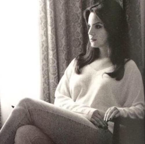 lanastanpic's tweet photo. lana del rey https://t.co/QzUPh9BONt