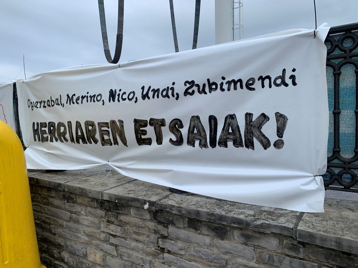 Fundacion_Buesa's tweet photo. Este cartel aparecido en el puerto de Plentzia es una muestra más de que los discursos de odio siguen presentes en nuestra sociedad. 

Queremos mostrar nuestra condena ante estos hechos y nuestra total solidaridad con estos jugadores vascos de la selección española de fútbol. 

La defensa del pluralismo es indispensable ante una sociedad vasca diversa y plural.