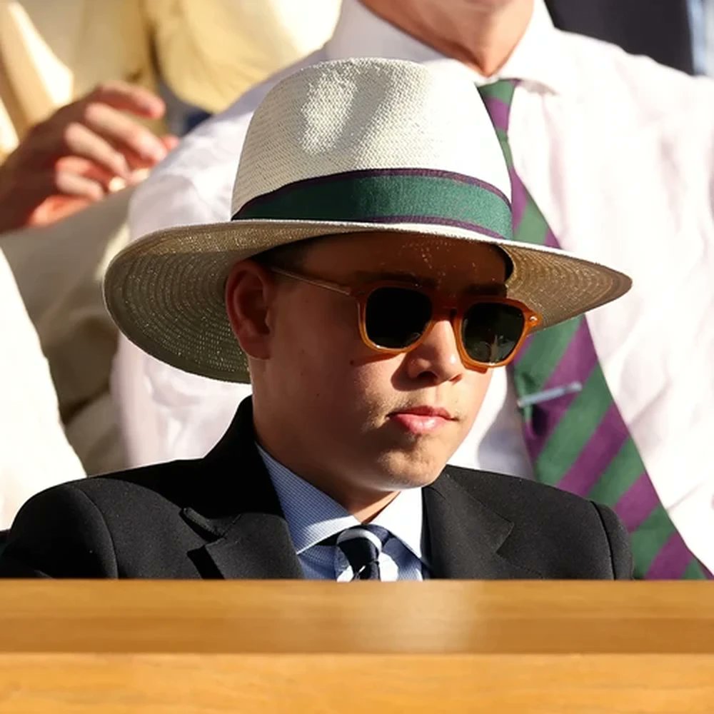 simybarra's tweet photo. @edsersmiles Il principino è stato alla fine di Wimbledon e si è portato via il cappello come souvenir. 
Allego prova https://t.co/i52YAHOVPu