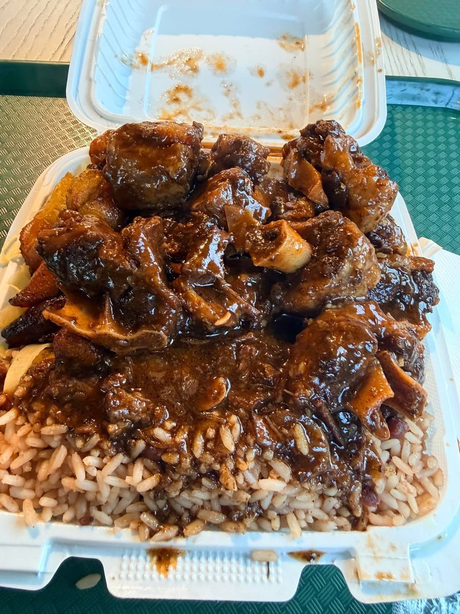 bossbabejass's tweet photo. Oxtail or Curry Goat? 👀 https://t.co/W5i3NLqcHp