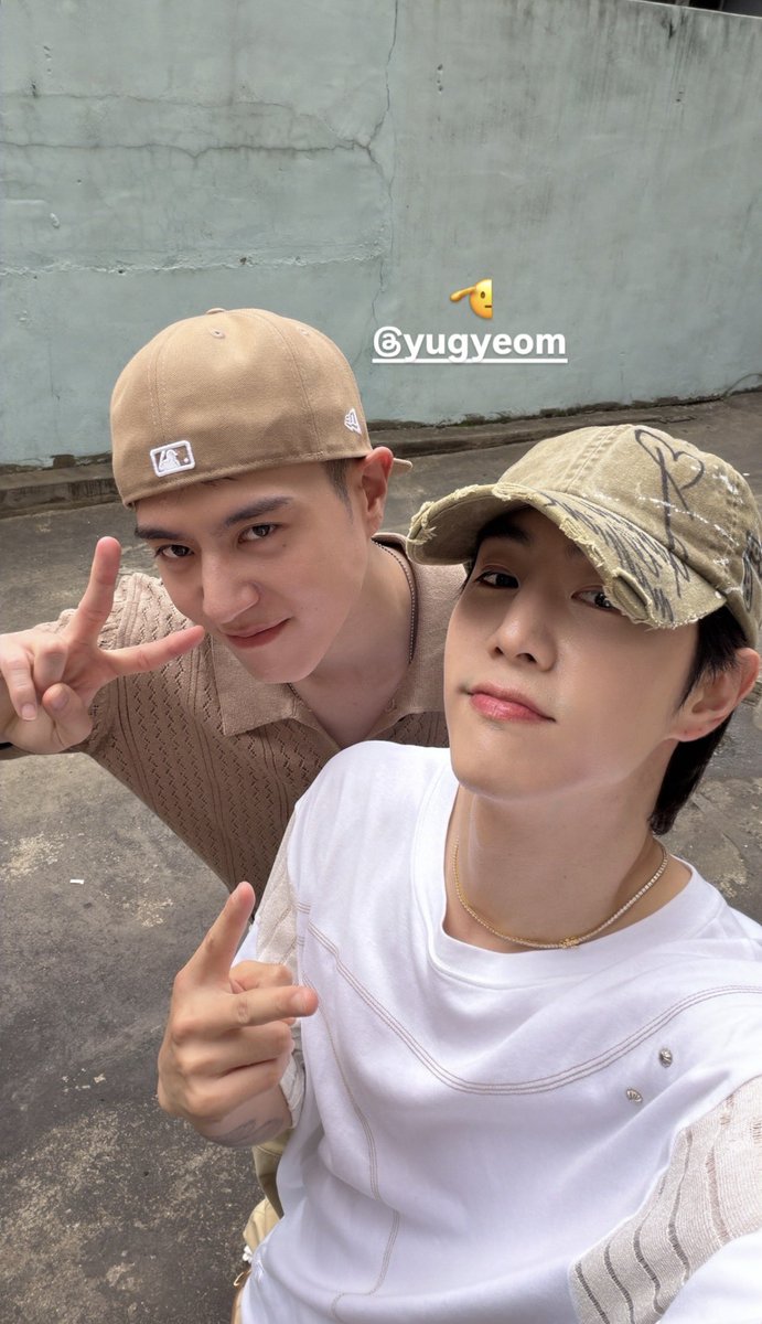 GOT7isOT7's tweet photo. mark lives in LA but he'll meet up with the members whenever he can 😩😩😭 korea, thailand, wherever it is, he WILL be with them 😭🥹 distance got nothing on my sevens https://t.co/kDI0LCJh7T