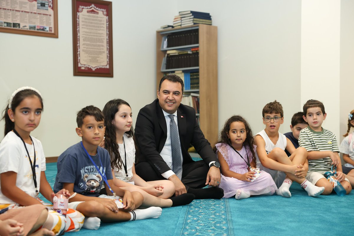 TurkiyeIsKurumu's tweet photo. Kurum personelimizin çocuklarının yaz tatillerini verimli, eğitici ve eğlenceli etkinliklerle değerlendirmeleri amacıyla düzenlenen Yaz Etkinliği Programı başladı.

Programın ilk gün��nde Genel Müdürümüz Samet Güneş, çocukları ziyaret ederek onlarla bir araya geldi. Çocuklarla sohbet eden ve yakından ilgilenen Genel Müdürümüz, onların yaz tatili heyecanına ortak olarak keyifli anlar yaşadı.

Yaz Etkinliği Programı kapsamında çocuklarımız; sosyal, kültürel, sportif ve dini eğitim içerikli etkinliklerle hem keyifli vakit geçirecek hem de yeni bilgi ve deneyimler kazanma fırsatı bulacak.