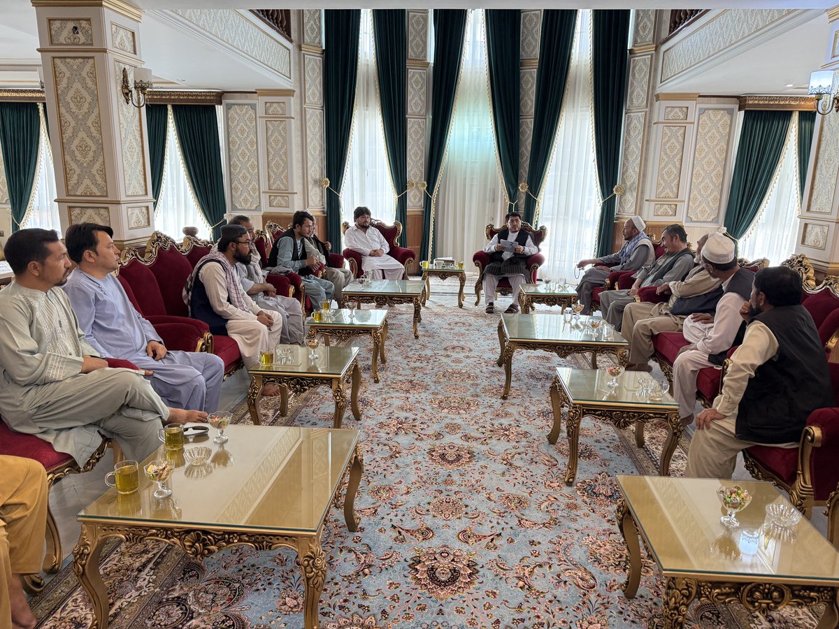 _nation_party's tweet photo. در یک ماه اخیر شکایات مردم از عملکرد برخی وکلای گذر در نواحی مختلف شهری مخصوصا نواحی ششم و سیزدهم کابل افزایش یافته است.
   در دیدار امروز جمعی از نمایندگان مردم با محترم دکتر مهدوی و نیز در ملاقاتهای انجام‌ شده طی یک ماه گذشته، بسیاری از مراجعین در کنار طرح سایر مشکلات، از دریافت مبالغ اضافی و در برخی موارد باجگیری از سوی شماری از وکلای گذر برای تأیید تذکره، دفترچه صفایی، اسناد زمین و دیگر مدارکی که نیازمند مهر و تأیید آنان است، شکایت کردند.
   هرچند مسئولیت وکیل گذر، مسئولیتی مهم و خدمت‌ محور است و در حال حاضر برای آن از سوی حکومت معاشی در نظر گرفته نشده است، اما نبود معاش نمی‌تواند توجیهی برای تحمیل هزینه‌های اضافی بر مردم، به‌ ویژه اقشار فقیر و کم‌درآمد جامعه باشد.
   دکتر مهدوی پیش از این نیز این موضوع را با رهبری محترم شاروالی کابل و دیگر مراجع ذیربط مطرح کرده و پیشنهاد داده بود که برای وکلای گذر علاوه بر تعیین معاش مشخص برای رفع نیازهای معیشتی آنان، باید مکانیزمهای مشخص نظارت و‌کنترل شف��ف مردم و حکومت ایجاد گردد تا زمینه هرگونه تخلف، اضافه‌ ستانی و فشار بر مردم از میان برداشته شود و آنان با احساس مسئولیت صرفا در جهت لایحه وظایف محوله و بدون دریافت هرگونه وجهی از مردم انجام وظیفه کنند.
   در دیدار امروز نیز اطمینان داده شد که شکایات مردم بار دیگر با رهبری شاروالی کابل و سایر مراجع نظارتی مطرح و به‌ صورت جدی پیگیری خواهد شد. 

دفتر مطبوعاتی دکترمهدوی
کابل- ۲۵ سرطان ۱۴۰۵
